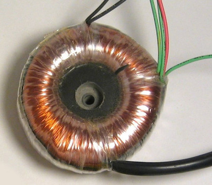 689px-Small_toroidal_transformer.jpg